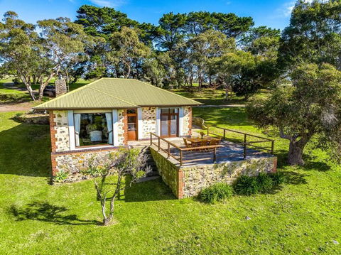 Rustic Cottage - St Kilda Accommodation 0