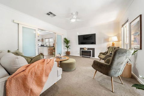 Sage By The Sea - WiFi, BBQ, Beach, Art - St Kilda Accommodation 2