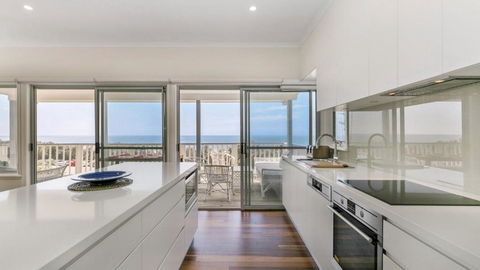 Salty Air Beachside Cottage At Killcare - St Kilda Accommodation 3