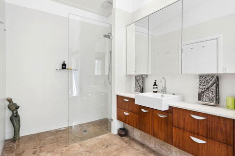 Sanctuarium - St Kilda Accommodation 3