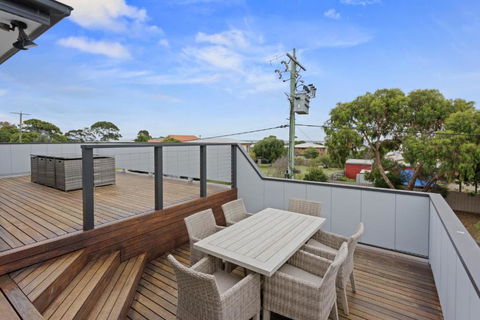 Sanctuary Lodge By Ready Set Stay - BYO LINEN & TOWELS - St Kilda Accommodation 3