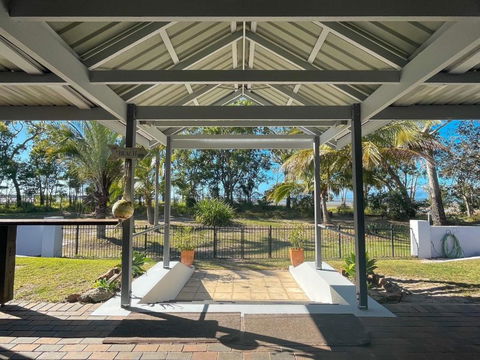 Sand N Sea - Burrum Heads- Beachfront- 4BR- Aircon -Pets Welcome - St Kilda Accommodation 1