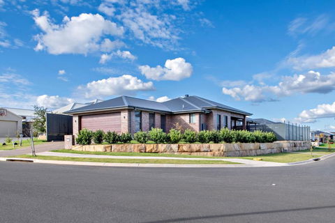 Sandstone - Family Entertainer, Refined Living - St Kilda Accommodation 3