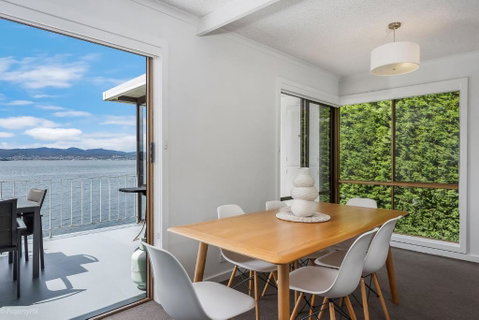 Sandy Bay Waterfront - St Kilda Accommodation 1