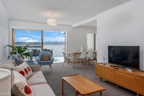 Sandy Bay Waterfront - St Kilda Accommodation 2