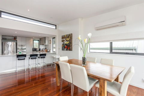 Sandy Beach One - St Kilda Accommodation 1