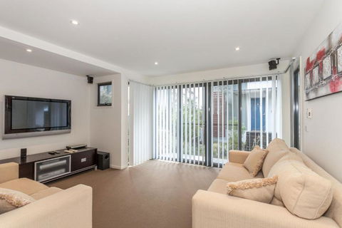 Sandy Beach One - St Kilda Accommodation 2