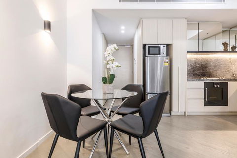 Sassy & Chic Apt On Melbourne\'s Famous St Kilda Rd - St Kilda Accommodation 3
