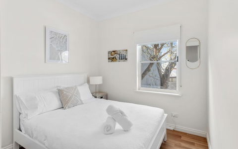 SEA BREEZE @ Smugglers Inn - St Kilda Accommodation 1