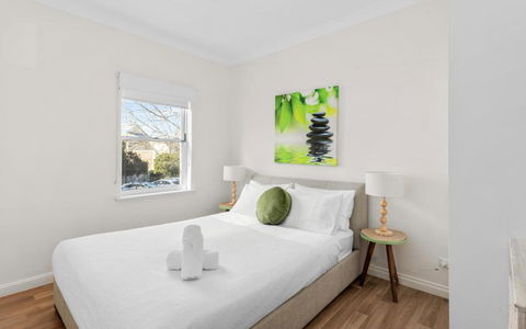 SEA BREEZE @ Smugglers Inn - St Kilda Accommodation 0