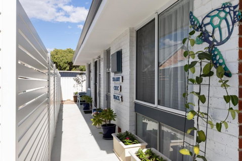 Shabby Chic Shack - 2 Bedroom Beach Cottage - St Kilda Accommodation 0