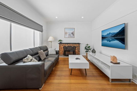 Spacious 3-Bed With Outdoor Dining Near Airport - St Kilda Accommodation 0