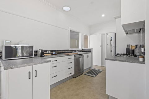 Spacious 3-Bed With Outdoor Dining Near Airport - St Kilda Accommodation 3