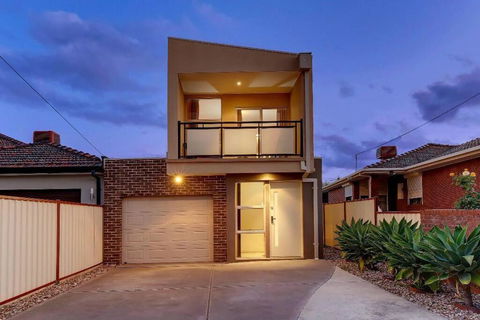 Stunning 4 Bedroom Home 10 Minutes Drive From Melbourne Airport - St Kilda Accommodation 0