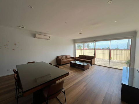 Stunning 4 Bedroom Home 10 Minutes Drive From Melbourne Airport - St Kilda Accommodation 1