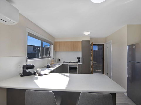 T Bar On Twynam - Modern 2BR Apartment L WiFi L Netflix L BBQ L Smart TV L Air-Con - St Kilda Accommodation 3