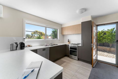 T Bar On Twynam - Modern 2BR Apartment L WiFi L Netflix L BBQ L Smart TV L Air-Con - St Kilda Accommodation 0