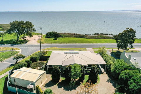 The Blue House On Lake Albert - St Kilda Accommodation 1