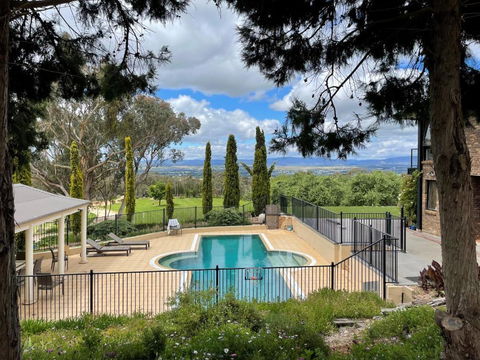 The Cutting Mount Panorama - St Kilda Accommodation 2