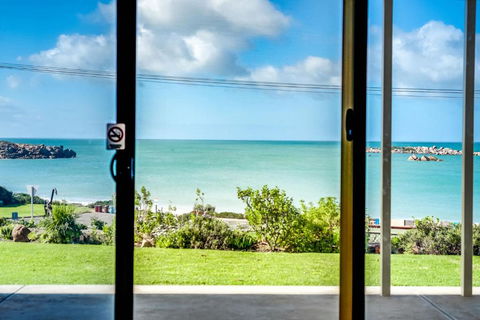 The Dolphins 1 1-10 Strangways Tce Port Elliot - No Linen Included - St Kilda Accommodation 0