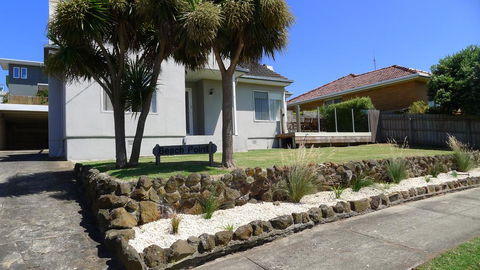 BEACHPOINT COTTAGE - St Kilda Accommodation 2