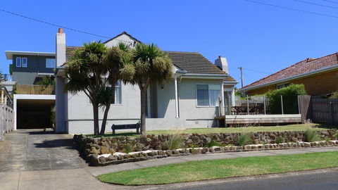 BEACHPOINT COTTAGE - St Kilda Accommodation 0