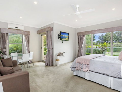 BEL MIREN - ESSINGTON - St Kilda Accommodation 1