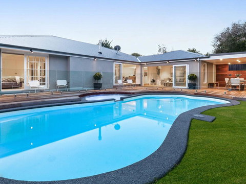Bella Casa - Luxury Boutique Holiday Home With Heated Pool! - St Kilda Accommodation 3