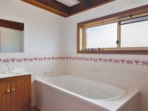 Birubi Beach House' 14 Campbell Avenue - Fantastic House And Close To The Surf Beach - St Kilda Accommodation 2