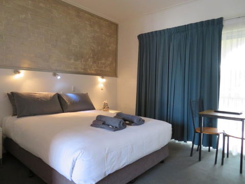 Bishops Lodge Narrandera - St Kilda Accommodation 2