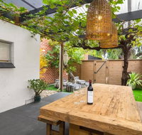 Blackbird at Arlo's - The heart of Glenelg - Wifi - St Kilda Accommodation