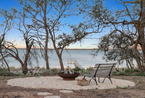 The Jetty House - Lake Frontage Barmera Riverland - St Kilda Accommodation 2