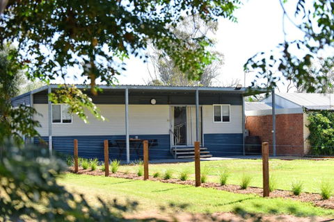 The Jetty Hut - Lake Frontage Barmera Riverland - St Kilda Accommodation 1