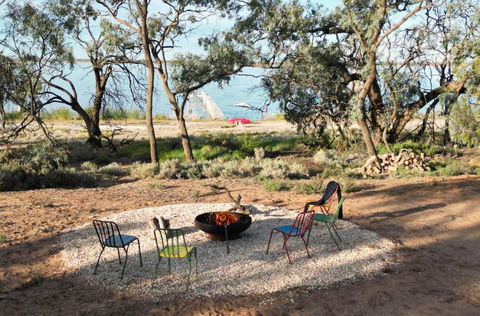 The Jetty Hut - Lake Frontage Barmera Riverland - St Kilda Accommodation 3