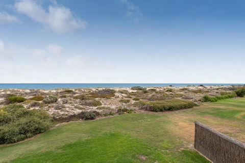THE SHORE- Absolute Beachfront Holiday House - St Kilda Accommodation 1