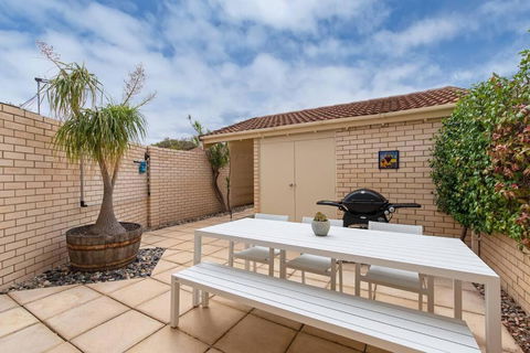THE SHORE- Absolute Beachfront Holiday House - St Kilda Accommodation 3