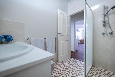 Warmth House Nr Airport 2rooms 5beds Yard N Parking - St Kilda Accommodation 3