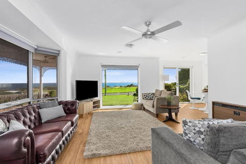 WATERFRONT - BAY VIEWS - Edgewater Springs - St Kilda Accommodation 0