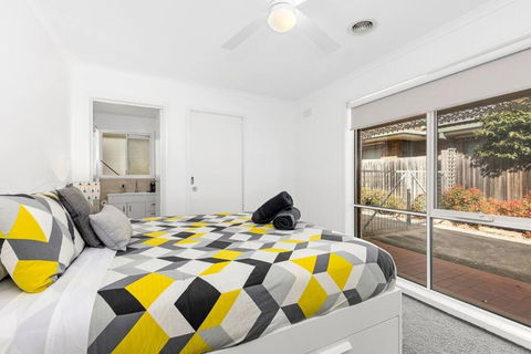 WATERFRONT - BAY VIEWS - Edgewater Springs - St Kilda Accommodation 2
