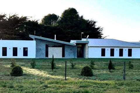 White Hut On Golflinks - St Kilda Accommodation 0